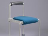 une chaise dont l'assise est bleue