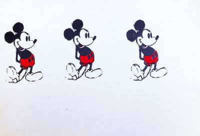 Trois Mickey Mouse vêtus de t-shirts rouges et noirs se tiennent côte à côte.