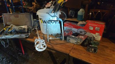une table sur laquelle se trouvent plusieurs objets