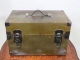 une vieille valise posée sur une table en bois