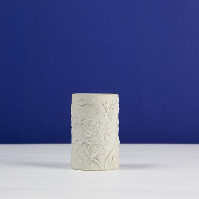 CHINE, 20ème siècle, Bitong en biscuit émaillé à décor en lé…