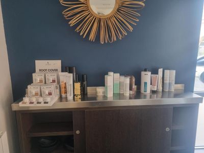 une photo d'un comptoir sur lequel sont disposés de nombreux produits de beauté