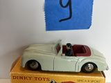 une petite voiture posée sur une boîte portant le chiffre 9