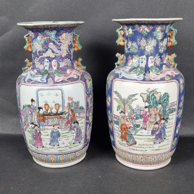Paire de vases en porcelaine polychrome à décor de personnag…