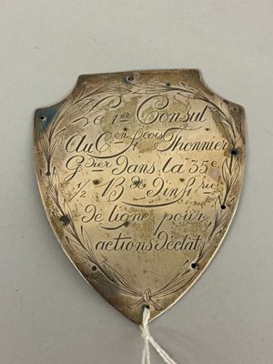 une plaque fixée au mur d'un immeuble sur laquelle figurent des inscriptions