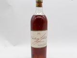 l'image d'une bouteille de vin posée sur une surface blanche