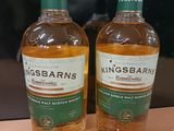 deux bouteilles de whisky posées l'une à côté de l'autre sur une table