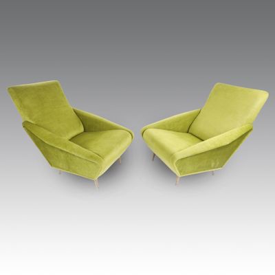 une paire de fauteuils de salon en velours vert