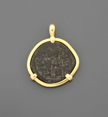 Pendentif en or 18k 750 millièmes retenant un follis byzanti…
