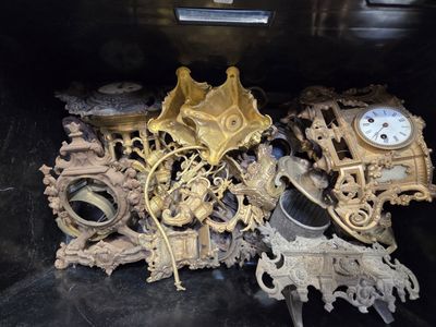 Horloges et parties de caisses d’horloges en laiton doré, fi…