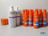 un gros plan sur plusieurs flacons de crème solaire posés sur une table
