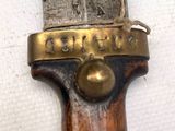 gros plan d'un couteau sur une surface blanche
