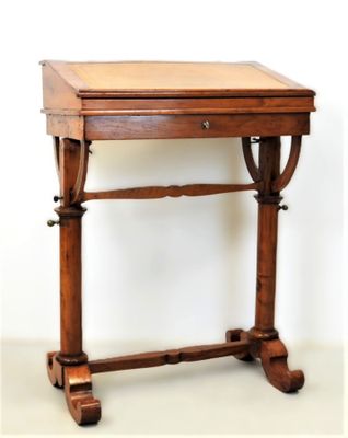 une petite table en bois avec un tiroir
