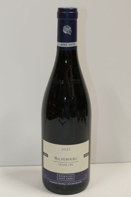 la bouteille de vin rouge est posée sur la table