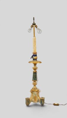 une lampe posée sur une table