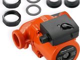 un gros plan d'une pompe à eau orange avec deux anneaux noirs