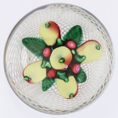 un saladier en verre contenant un assortiment de fruits