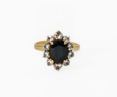 une bague en or sertie d'une pierre noire entourée de diamants blancs