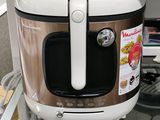 une photo d'un appareil électroménager exposé dans un magasin