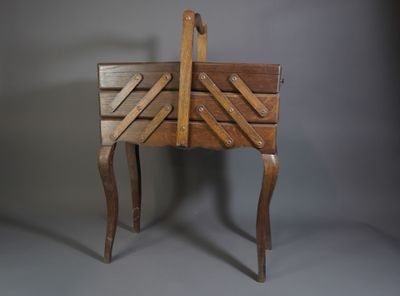une petite table en bois avec deux tiroirs