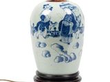 un vase bleu et blanc sur lequel sont posées deux lampes