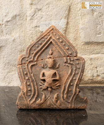une petite statue représentant un homme avec un crâne sur la tête