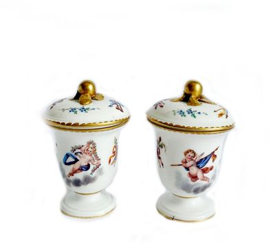 une paire de vases en porcelaine blanche, ornés de bordures dorées et d'anges