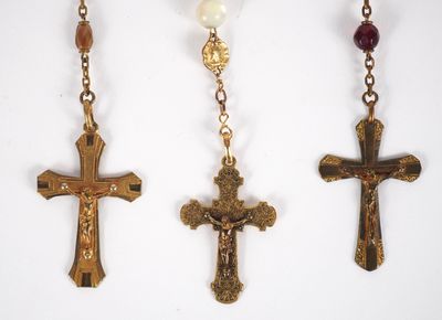 Trois différents chapelets anciens en métal, nacre et pierre… - Photo 1