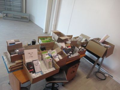 LOT d'environ 370 pièces détachées de smartphone, IPhone et …