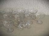 de nombreux verres à vin vides posés sur une table