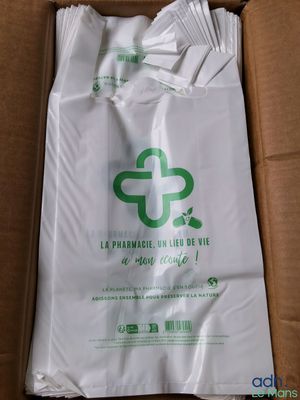 un gros plan sur une boîte de sacs en plastique blancs posée sur une table
