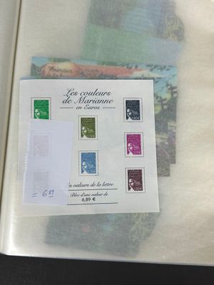 la photo d'un livre avec des timbres