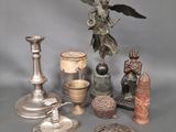 une statue d'ange posée sur une table, à côté d'autres objets