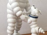 une figurine représentant un homme et un chien posée sur une table