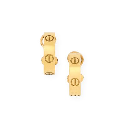 une paire de boucles d'oreilles plaquées or ornées de la lettre « e »
