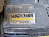 un gros plan du moteur d'une voiture sur lequel figure le nom « Karcher »
