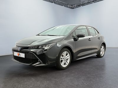 une Toyota Corolla grise garée dans une grande pièce