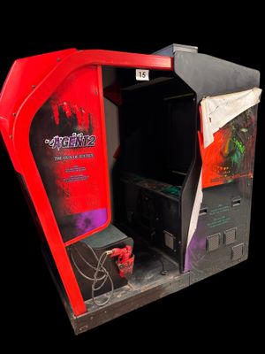une console de jeux vidéo rouge et noire dans une pièce noire