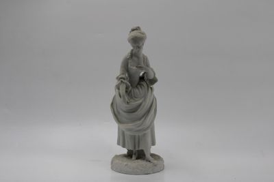 figurine représentant une femme portant un panier sur la tête