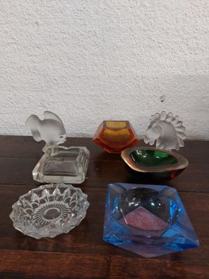 beaucoup de petits objets en verre sur la table