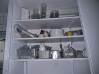 Lot de vaisselle, consommables, batterie de cuisine et bacs … (photo 2)