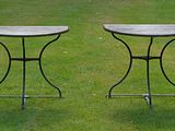 deux tables posées dans l'herbe