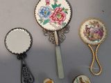 plein de petits miroirs posés sur une table