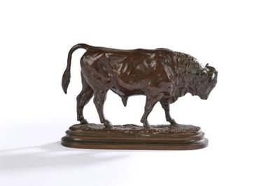 statue en bronze représentant un taureau, posée sur un socle en bois, sur fond blanc