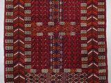 un tapis rouge et blanc avec un motif géométrique sur fond blanc