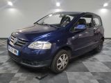 la voiture bleue est garée dans le garage sur le sol en damier