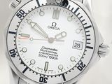 une montre en argent avec un cadran blanc et des aiguilles noires