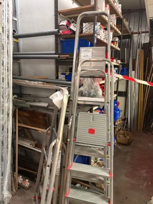 une échelle appuyée contre un mur dans un garage