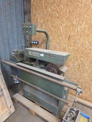 une machine posée sur une palette dans une pièce