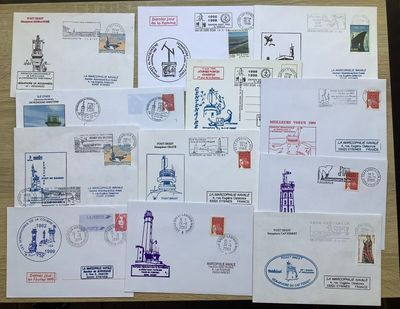 beaucoup de timbres posés sur une table, sur lesquels figurent d'autres timbres